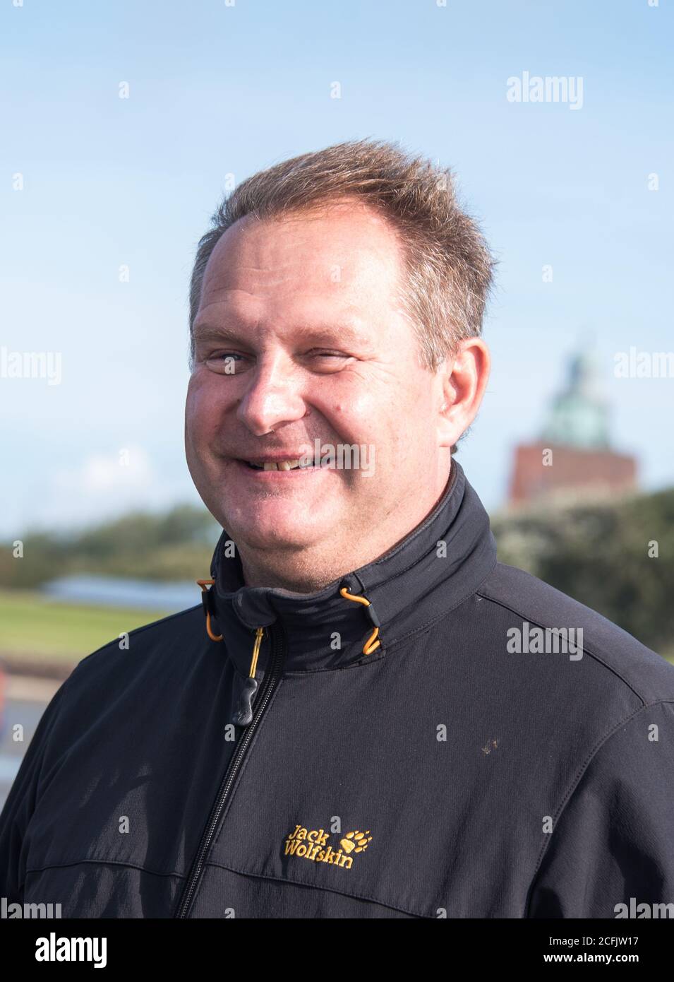 Hamburg, Deutschland. September 2020. Jens Kerstan (Bündnis90/ die Grünen), Senator für die Umwelt Hamburgs, steht vor dem historischen Leuchtturm der Nordseeinsel Neuwerk. Es ist das Jahr der Jubiläen und Ehrungen - und trotzdem läuft es nicht ganz rund auf Hamburgs Außenposten in der Nordsee. Quelle: Daniel Bockwoldt/dpa/Alamy Live News Stockfoto