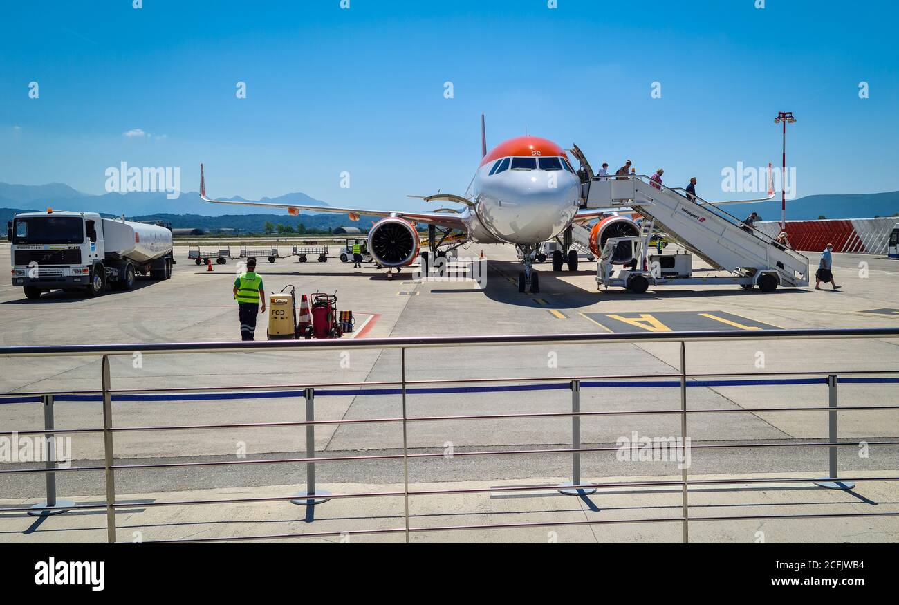 Ein easyJet Flug am Flughafen Aktion bringt Urlauber. Stockfoto