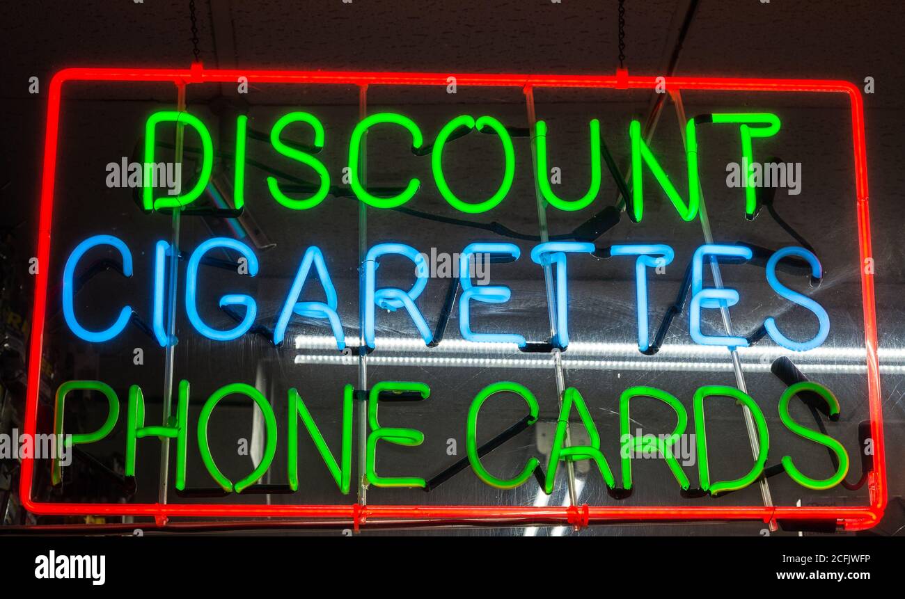 Rabatt Zigaretten und Telefonkarten Neon-Zeichen in einem Geschäft Angezeigt Stockfoto