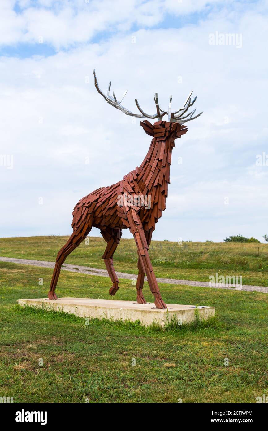 Csodaszarvas (wundersamer Hirsch) Statue (von Gabor Miklos Szoke 2016) symbolisiert die lange Geschichte des Dorfes Koveskal, Ungarn Stockfoto