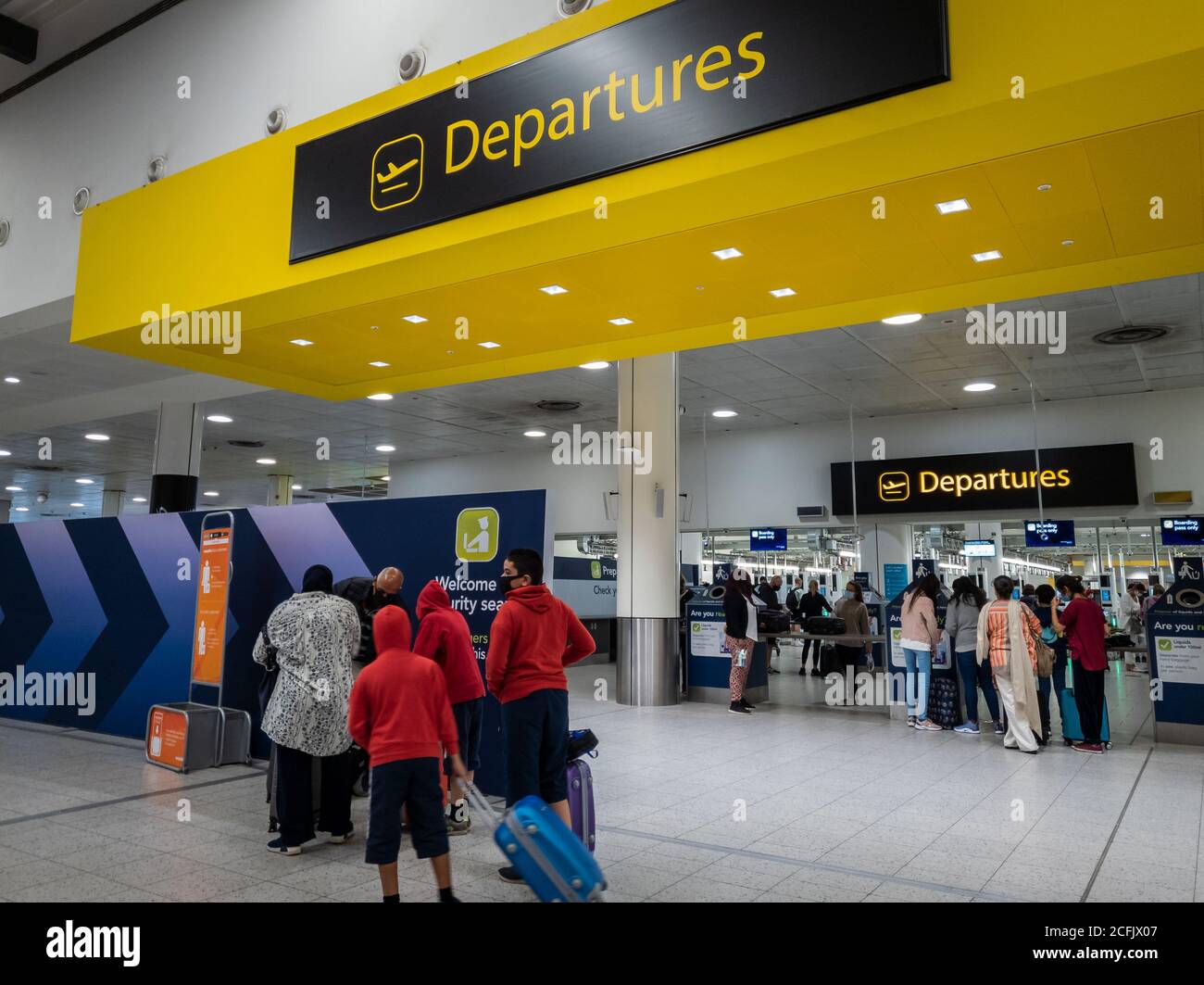 Der Abflugsteig im Nordterminal des Flughafens Gatwick. Stockfoto