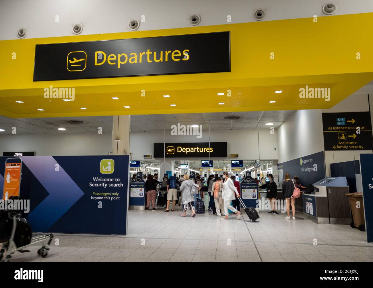 Der Abflugsteig im Nordterminal des Flughafens Gatwick. Stockfoto