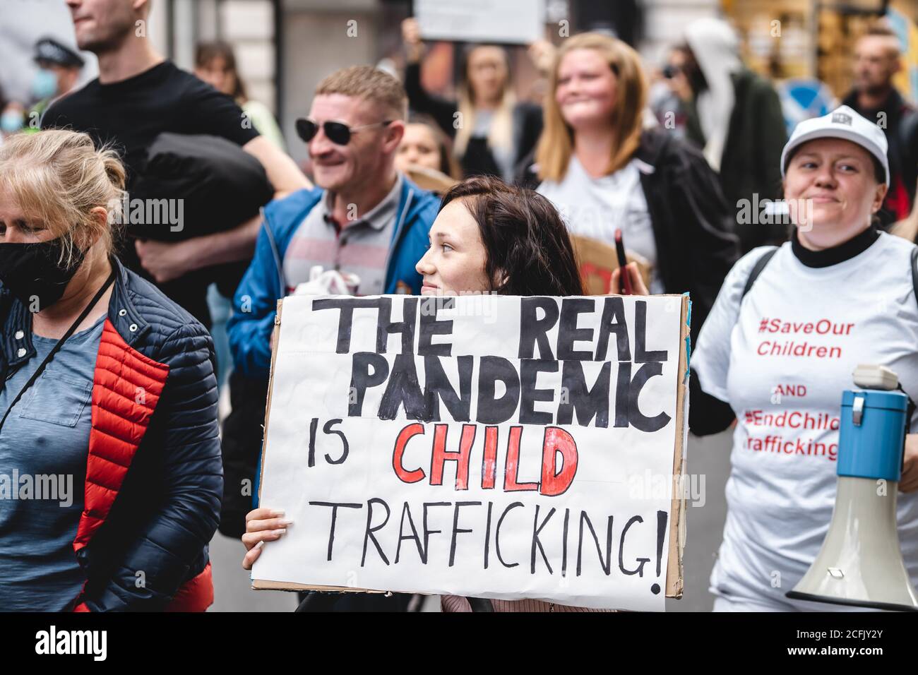 London / UK - 2020.09.05: Menschen mit Spruchbändern und Plakaten, die auf Save Our Children schreien, protestieren gegen Kinderhandel. Stockfoto