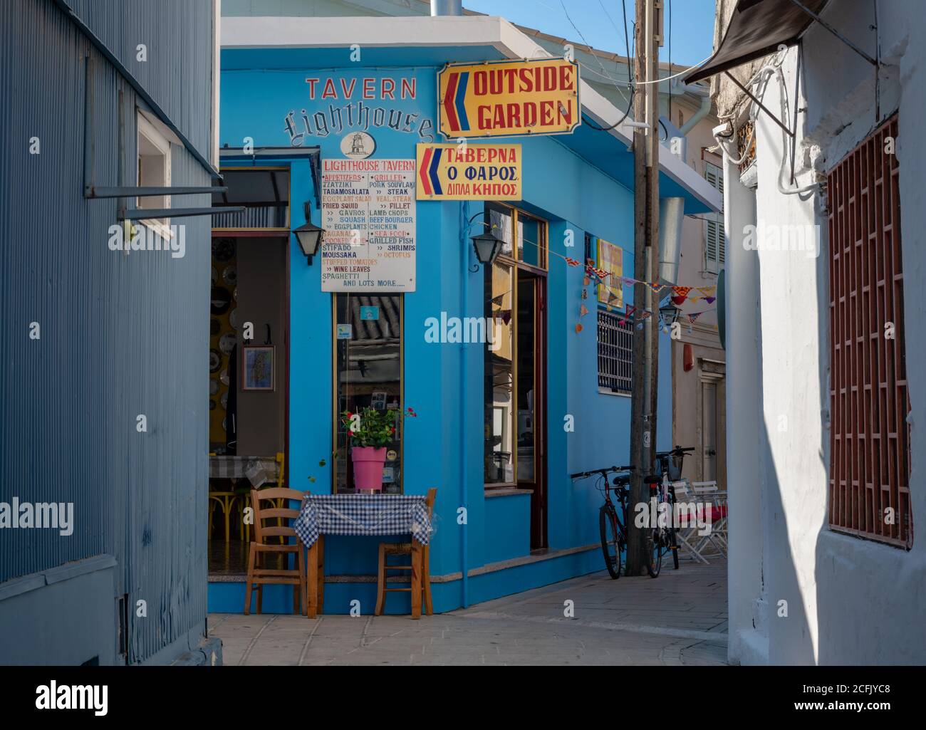 Eines der vielen Restaurants in Lefkada Stadt, das hauptsächlich für Touristen geeignet ist. Stockfoto