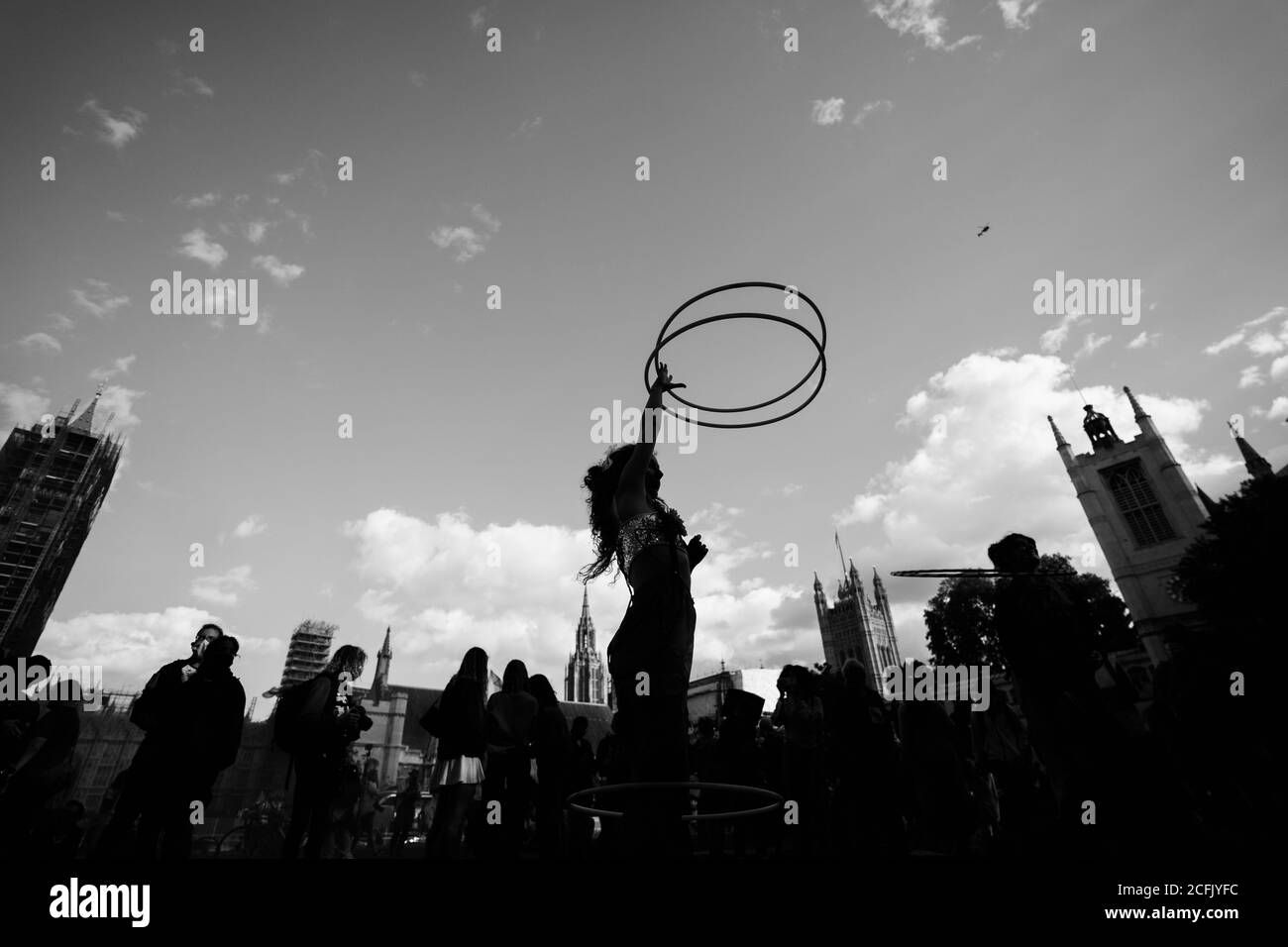 London / UK - 2020.09.05: Menschen tanzen mit Hoola-Reifen beim Extinction Rebellion protestieren auf dem Parliament Square Stockfoto