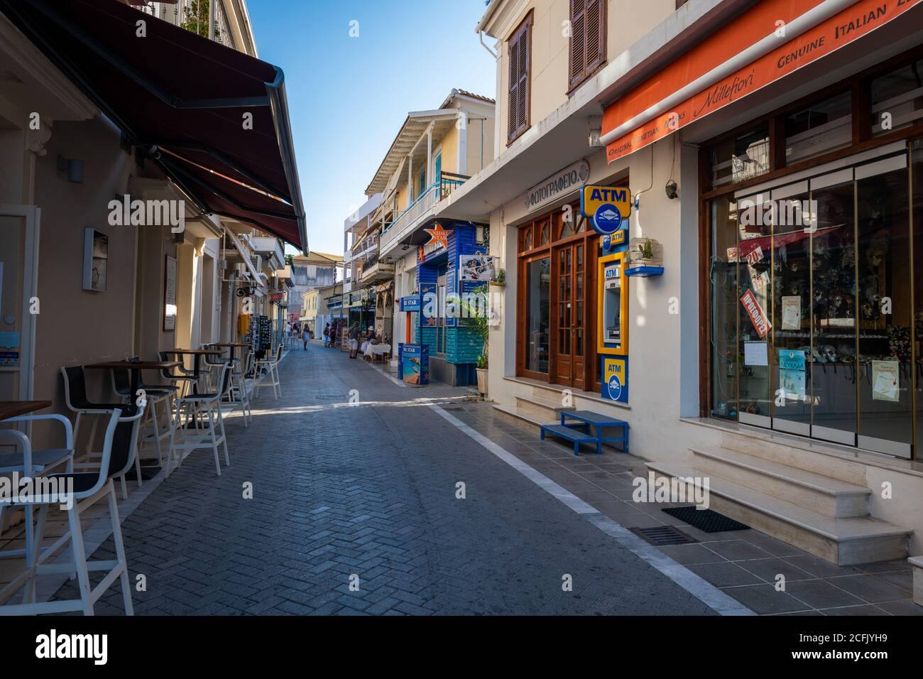 Ioannou Mela oder Mela Straße, die Haupteinkaufsstraße in Lefkada Stadt. Stockfoto