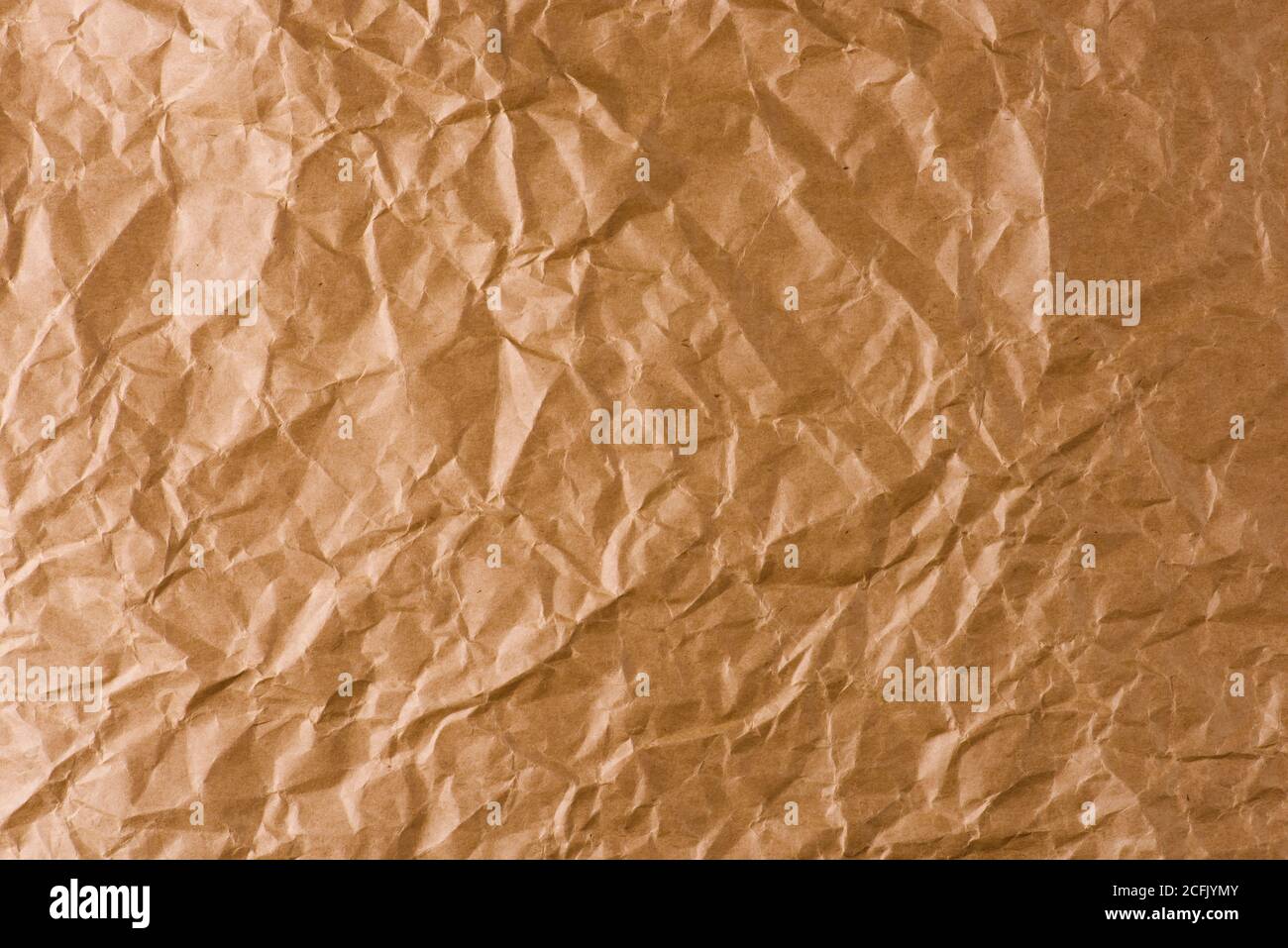 Brauner zerknitterter Papierhintergrund. Papiertextur aus Kraftpapier. Stockfoto