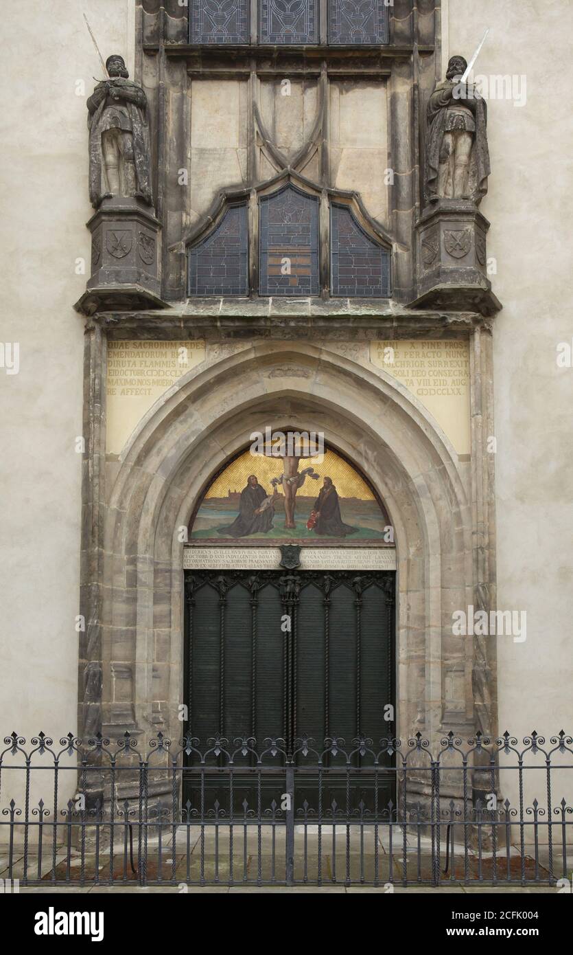 Theses Tür der Schloßkirche in Wittenberg, Sachsen-Anhalt, Deutschland. Martin Luther hat die fünfundneunzig Thesen am 31. Oktober 1517 zu Beginn der protestantischen Reformation an die Tür der Allerheiligen-Kirche gestellt. Die ursprünglichen Türen wurden durch einen Brand während des Siebenjährigen Krieges 1760 zerstört. Hier wurden im November 1858 Bronzetüren nach dem Vorbild des deutschen Türenbaues Friedrich Drake installiert. Stockfoto