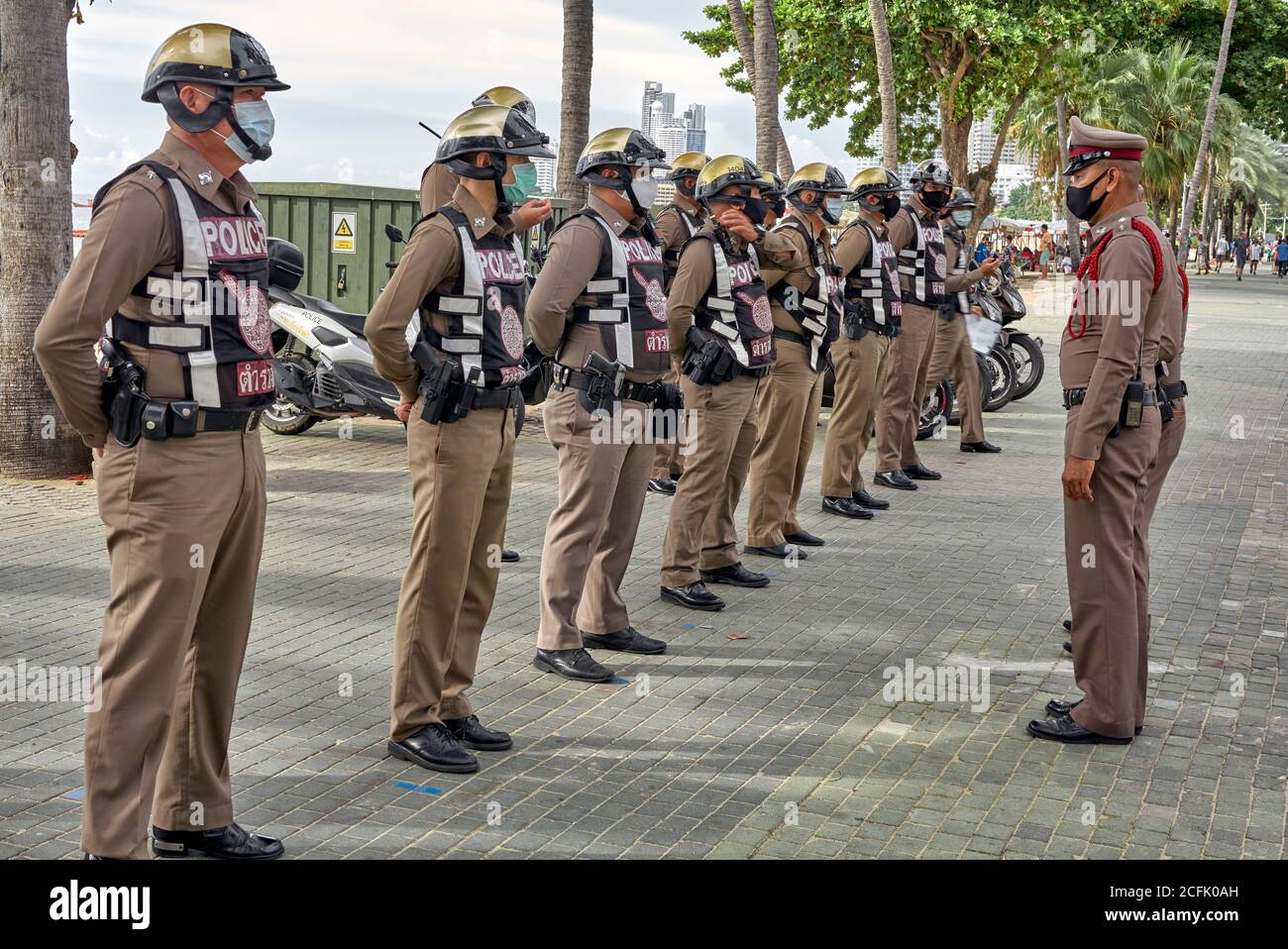 Thailand Polizei Reihe von Beamten stehen zur Aufmerksamkeit und Erhalt von Anweisungen des leitenden Beamten vor Beginn der Aufgaben Stockfoto