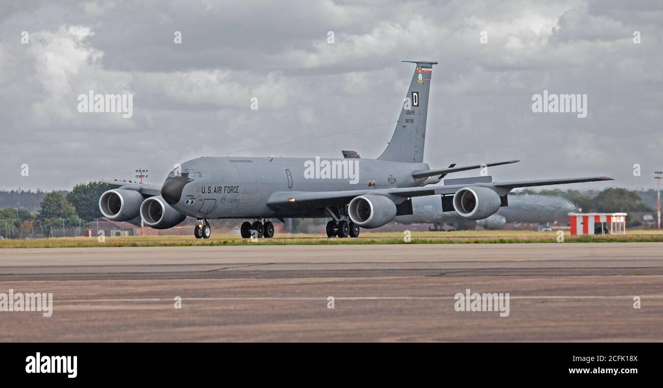 Boeing KC-135R Stratotanker USAFE 80100 beim Start von RAF Mildenhall Stockfoto