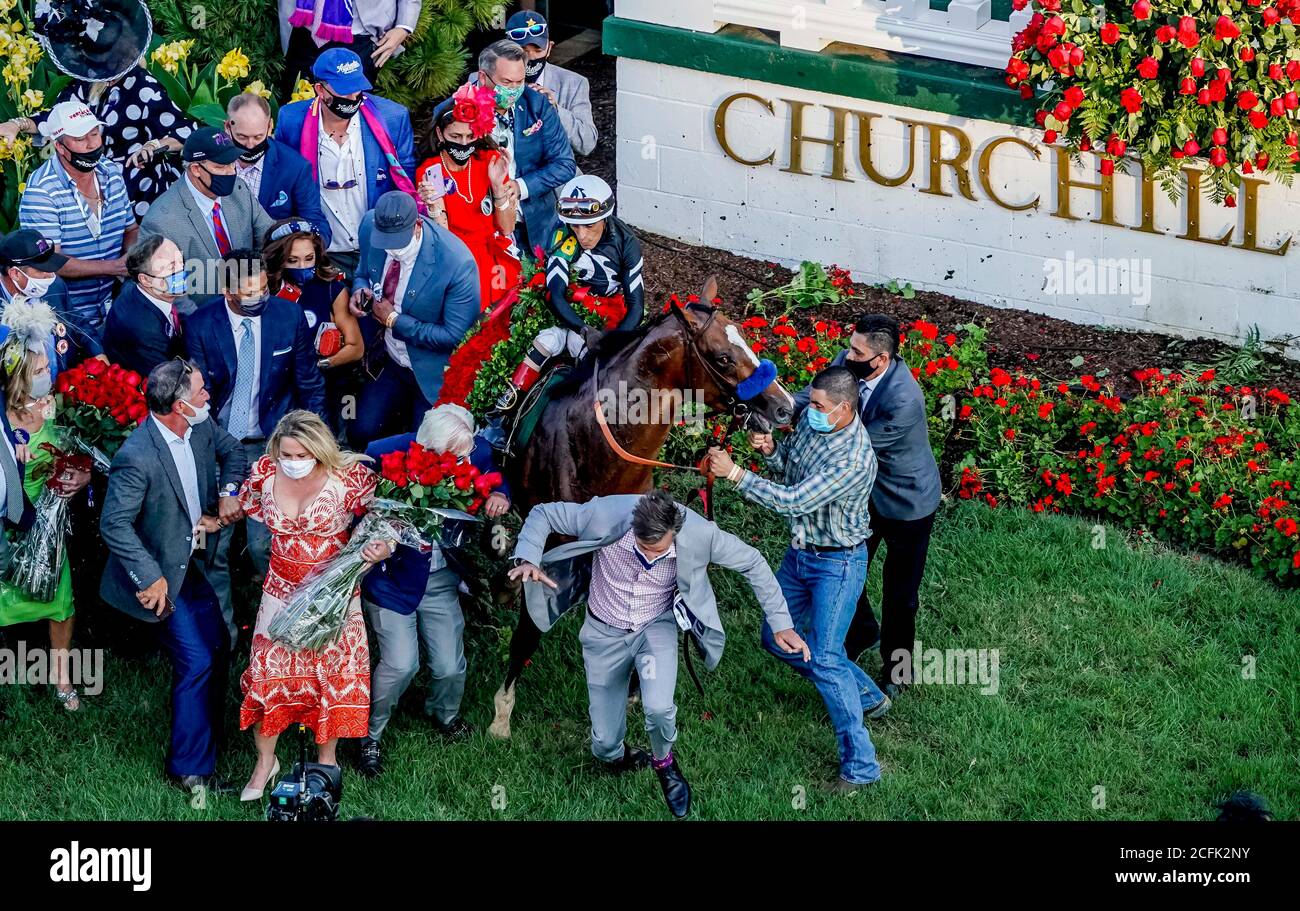 Louisville, KY, USA. September 2020. 5. September 2020: Kentucky Derby Gewinner Authentic, #18, geritten von Jockey John Velazquez, Freaks aus dem winnerÕs Kreis, wobei Training Bob Baffert in den Prozess. Baffert war unverletzt. Die Rennen werden ohne Fans durchgeführt, da die Coronavirus-Pandemie die Welt und die Nation seit einem Großteil des Jahres in Mitbesitz nimmt. Nur wichtige Mitarbeiter, Medien und Eigentumsverbindungen dürfen an den Churchill Downs in Louisville, Kentucky, teilnehmen. John Voorhees/Eclipse Sportswire/CSM/Alamy Live News Stockfoto