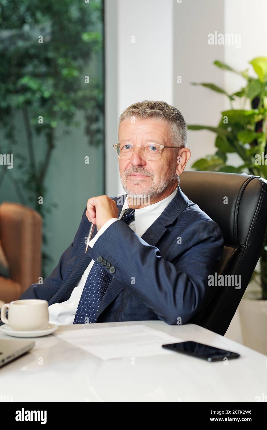 Porträt eines Unternehmers mittleren Alters Stockfoto