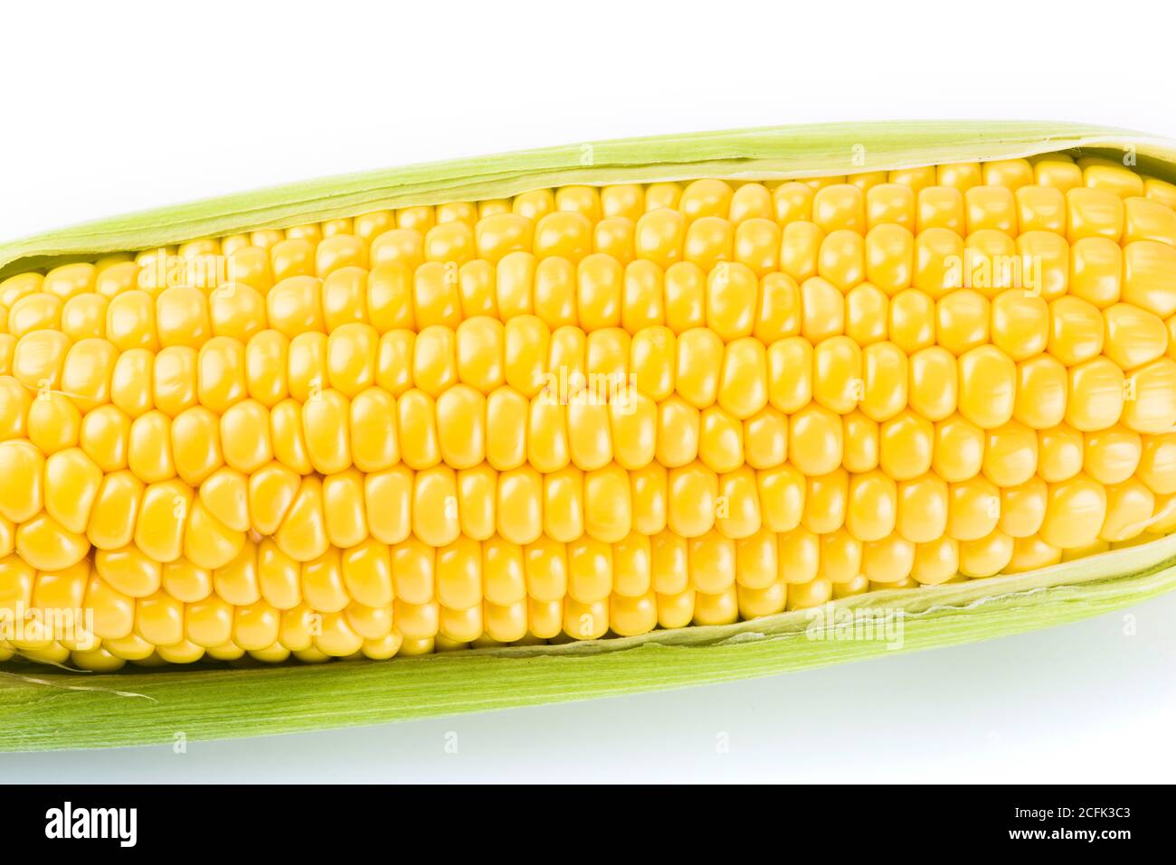 Süßer Mais auf weißem Hintergrund Stockfoto
