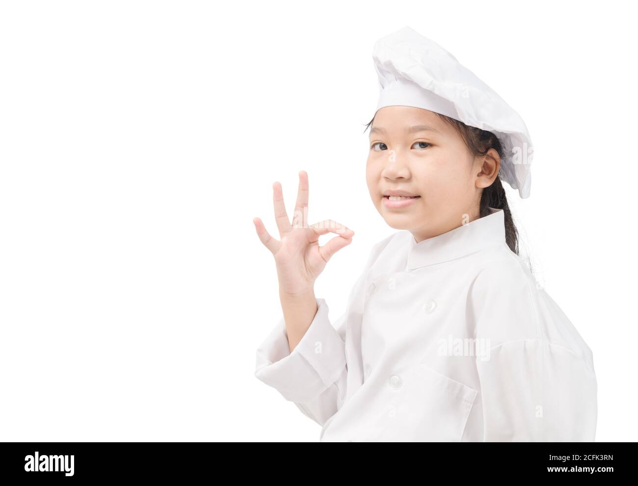 Happy asiatische Mädchen Koch in Uniform zeigt OK-Zeichen isoliert auf weißem Hintergrund, präsentiert Ihr Produktkonzept Stockfoto