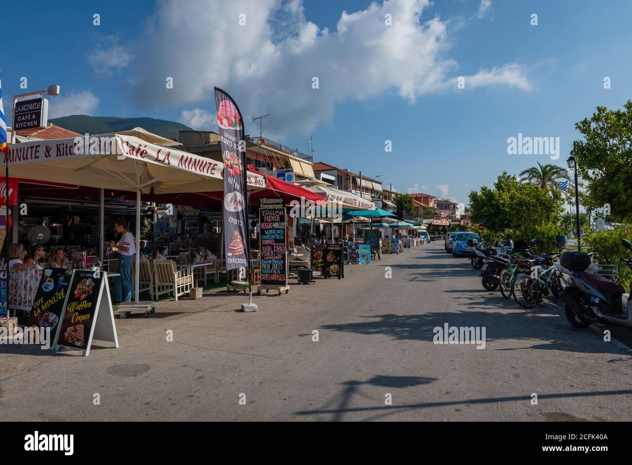 Die Straße entlang der Küste des Ferienortes Nydri, gesäumt mit Restaurants, Bars, Cafés und Geschäften für die Touristen. Stockfoto