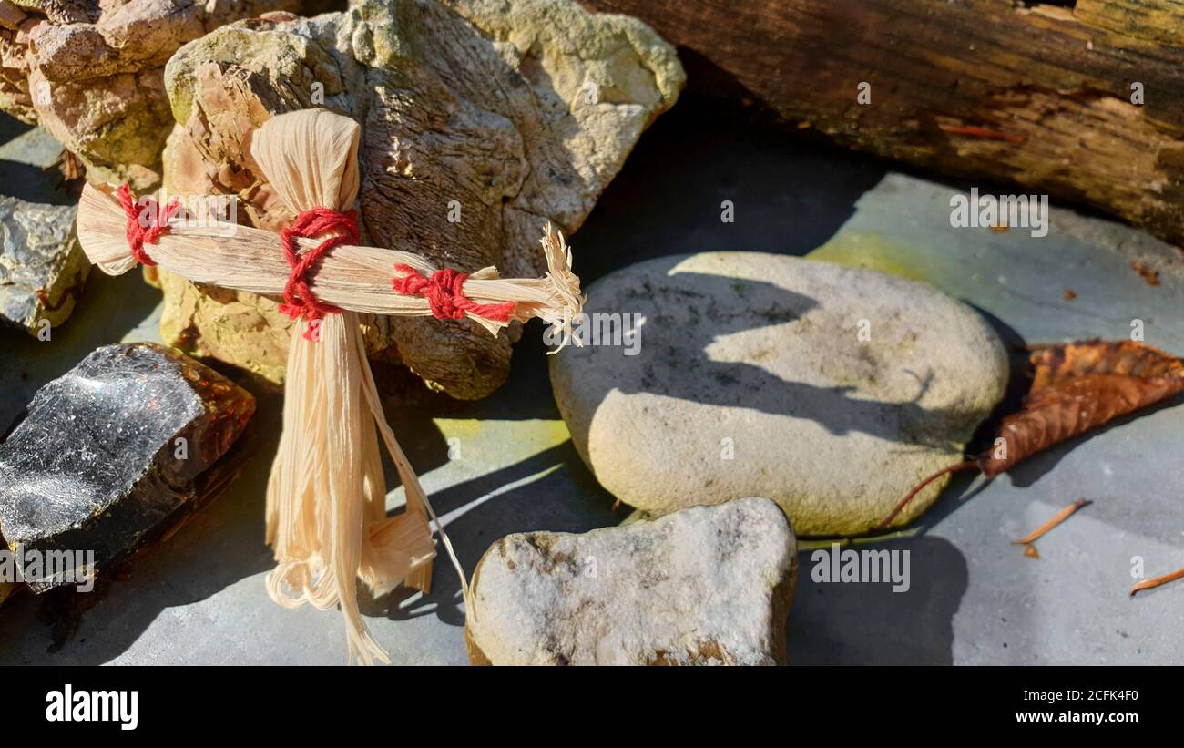 Nahaufnahme einer handgefertigten Maisschalen-Puppe, verwendet für Erntefeiern Rituale, spirituelle Symbol in indigenen Kulturen, Halloween Thanksgiving Thema, se Stockfoto