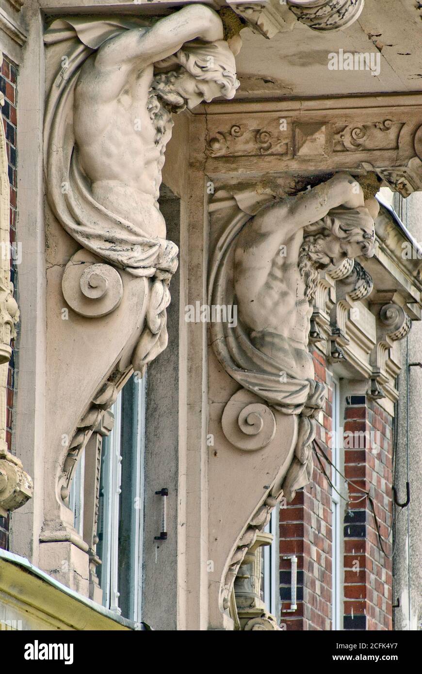 Atlantische Hemi-Figuren, die einen Balkon am Haus am Rynek (Marktplatz) in Ząbkowice Śląskie in Niederschlesien, Polen, stützen Stockfoto