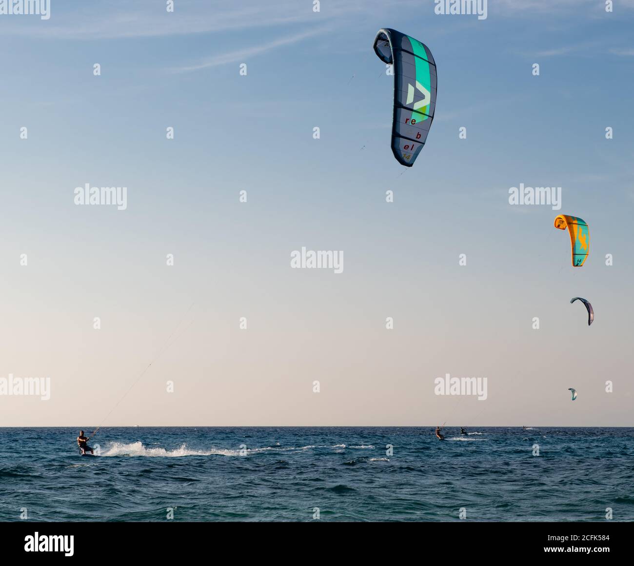 Kitesurfen oder Kiteboarden am Agios Ioannis Beach. Ein beliebter Extremsport auf dieser griechischen ionischen Insel. Stockfoto