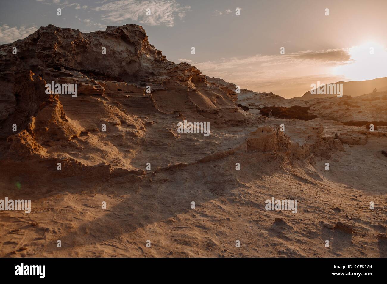 Herrliche Landschaft von rauher felsiger Formation auf dem Hintergrund von Sonnenuntergang Himmel am Abend Stockfoto