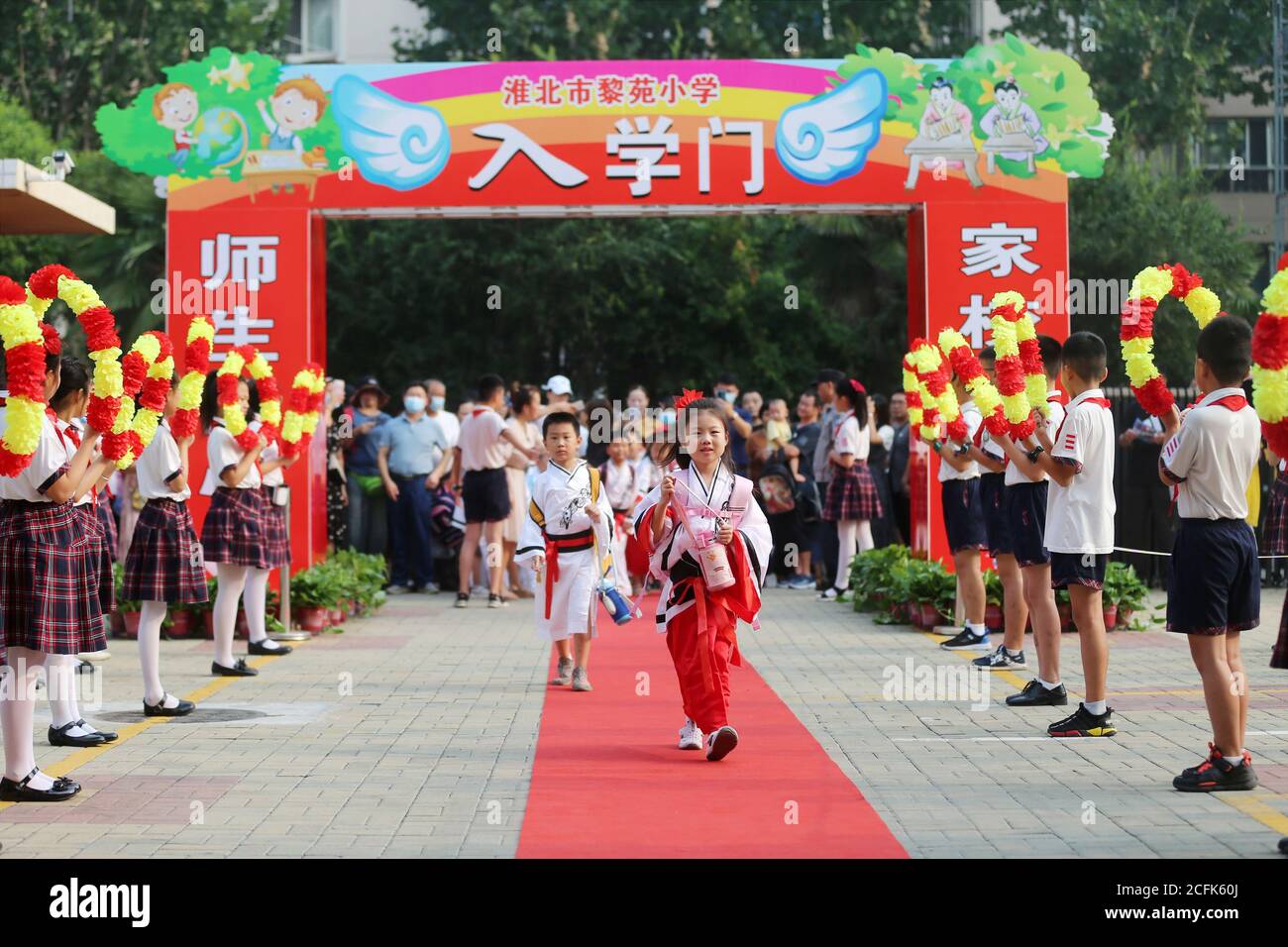 Huaibei, Huaibei, China. September 2020. AnhuiÃ¯Â¼Å'CHINA-Grund- und Sekundarschulen in Huaibei Stadt, Provinz Anhui offiziell eröffnet am 1. September 2020. Huaibei Stadt in der provinz anhui li Yuan Grundschüler um die erste Ritualzeremonie zu schreiben, gingen mehr als 200 Erstschulkinder in Hanfu durch die Eingangstür, bezeugt von den Lehrern und Eltern, durch Kleidung, Gruß vom Meister, cinnabar qizhi, Trommeln der Vernunft und Erleuchtung MiaoHong Zeremonie, Der Nutzen des Einflusses der chinesischen ausgezeichneten traditionellen Kultur, um neue Lernkarriere zu treffen. (C Stockfoto