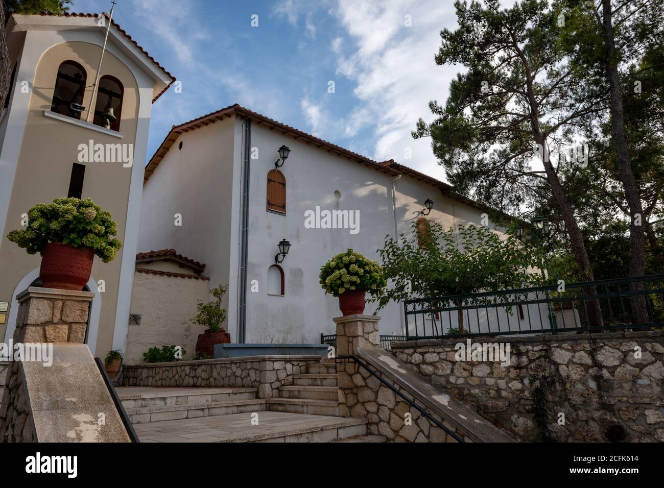 Die schönen Anlagen und Gebäude des Klosters Faneromeni, eine große griechisch-orthodoxe religiöse und touristische Attraktion. Stockfoto
