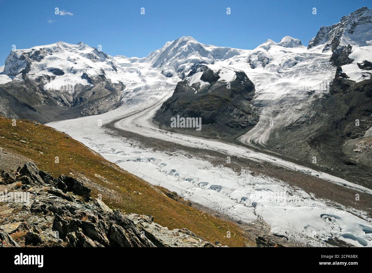 Monte Rosa und Liskamm hinter dem mächtigen Gornergletscher in Zermatt. Stockfoto