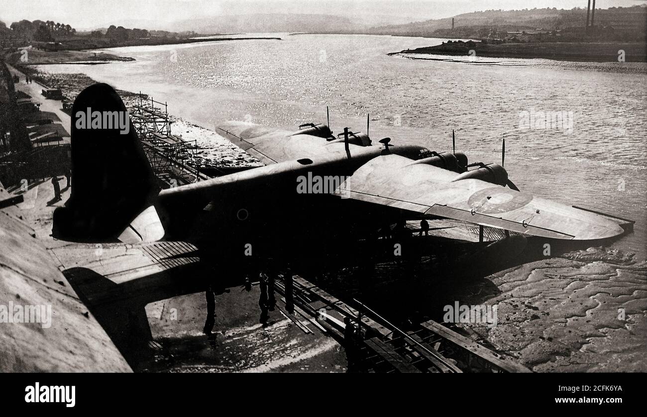 Der kurze Sunderland Mk I war ein britischer Patrouillenbomber, der von Short Brothers für die Royal Air Force (RAF) entwickelt und gebaut wurde. Während des Zweiten Weltkriegs erwies sich Sunderlands schnell als nützlich bei der Rettung der Besatzungen von torpedierten Schiffen und als sich die britischen Anti-U-Boot-Maßnahmen verbesserten, begannen auch Verluste zu verursachen, wobei die Deutschen angeblich den Spitznamen "Flying Porcupine" hatten. Stockfoto