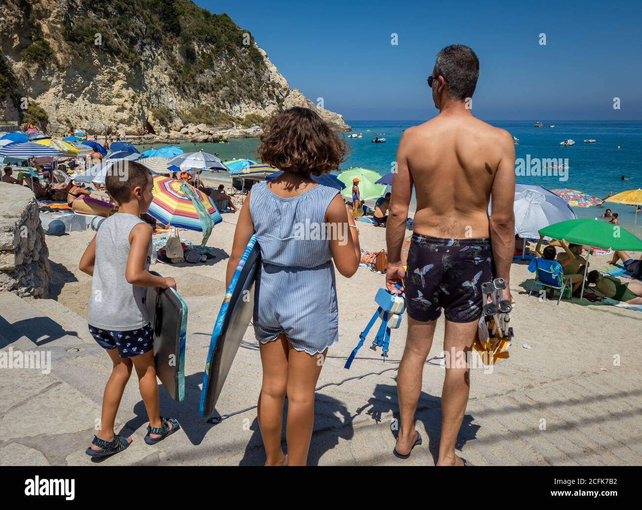 Touristen genießen einen schönen heißen Sommertag am Strand dieses schönen Familienurlaubsort. Stockfoto