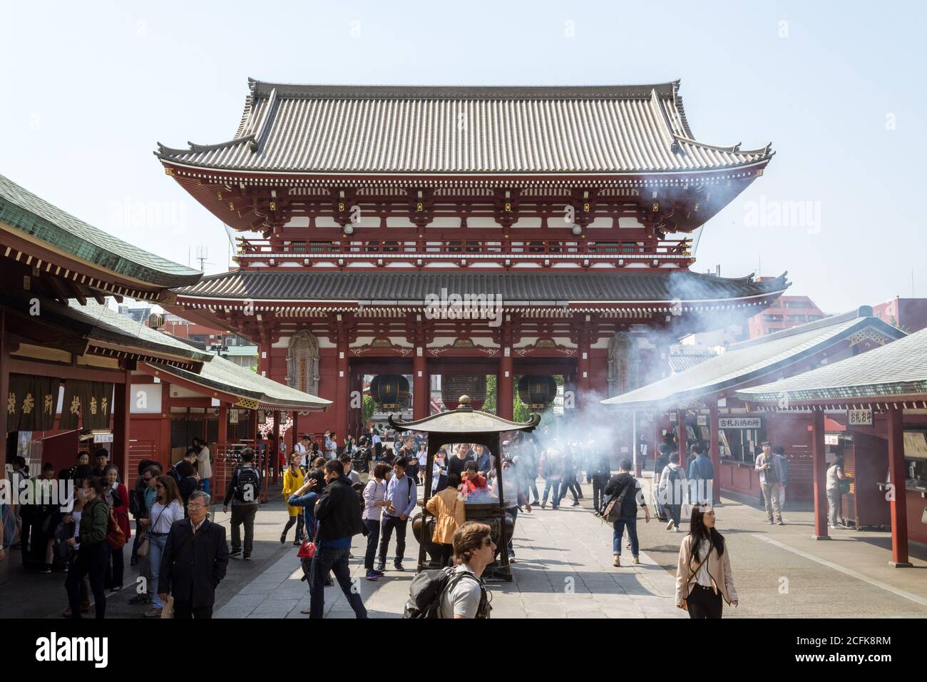 Tokio, Japan - Senso-ji, ein alter buddhistischer Tempel in Asakusa. Der älteste und einer der bedeutendsten Tempel in Tokio. Beliebter Ort für den Tourismus. Stockfoto