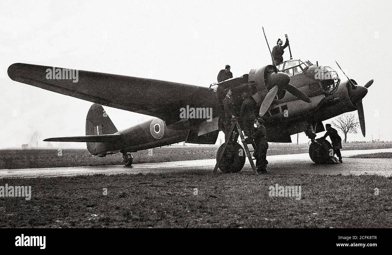 Ein Junkers Ju 88 Deutsches zweimotorige Mehrzweckkampfflugzeug der Luftwaffe, das von Mitgliedern des Fluges RAF Nr. 1426 (Feindflugzeug), genannt "die Rafwaffe", untersucht wird. Der Flug der Royal Air Force wurde während des Zweiten Weltkriegs gebildet, um eroberte feindliche Flugzeuge zu bewerten und ihre Eigenschaften anderen alliierten Einheiten zu demonstrieren. Stockfoto