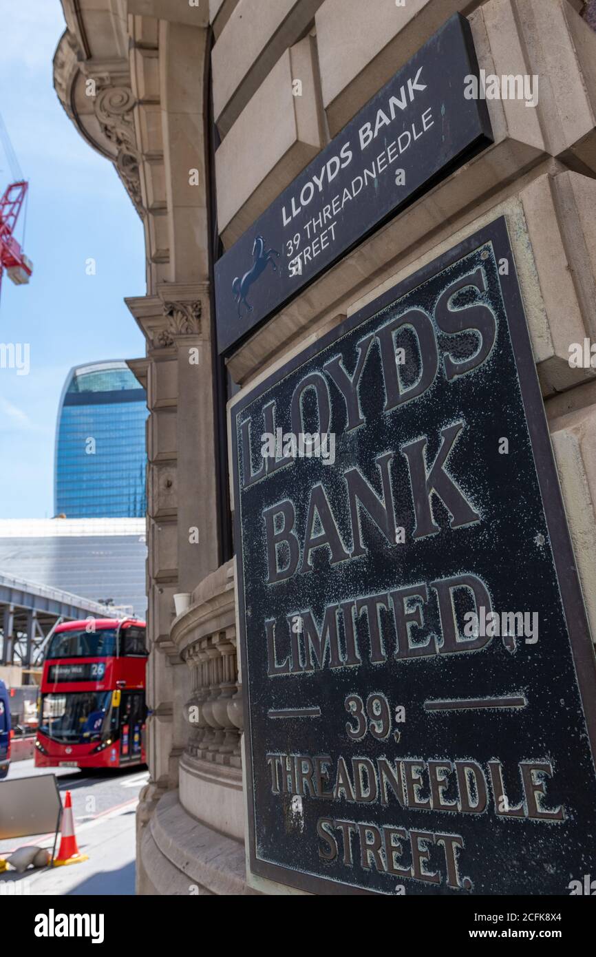 Eine Filiale der Lloyds Bank, die sich in der Threadneedle Street, der City of London, befindet, mit einem alten Namensschild am Eingang. Stockfoto