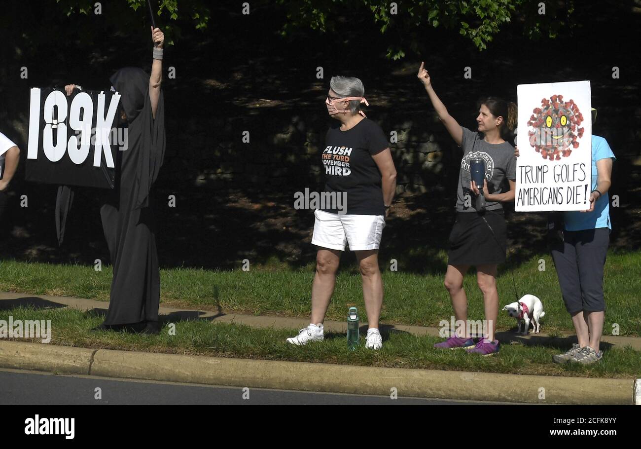 Sterling, Usa. September 2020. Demonstranten halten Schilder hoch, während Präsident Donald Trumps Autokolonne am Labor Day Wochenende, Sonntag, 6. September 2020, vorbeifährt, als er seinen Trump National Golf Club, Sterling, Virginia, erreicht. Foto von Mike Theiler/UPI Kredit: UPI/Alamy Live Nachrichten Stockfoto