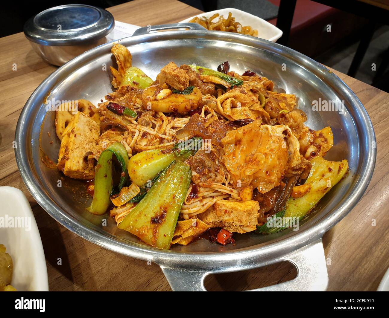 MA la xiang Pfanne oder Ma la xiang guo, chinesisches Gericht mit Fleisch und Gemüse. Würziger, betäubender Topf mit Rührbesen. Geschmack von leichter Salzigkeit oder würzig. Stockfoto
