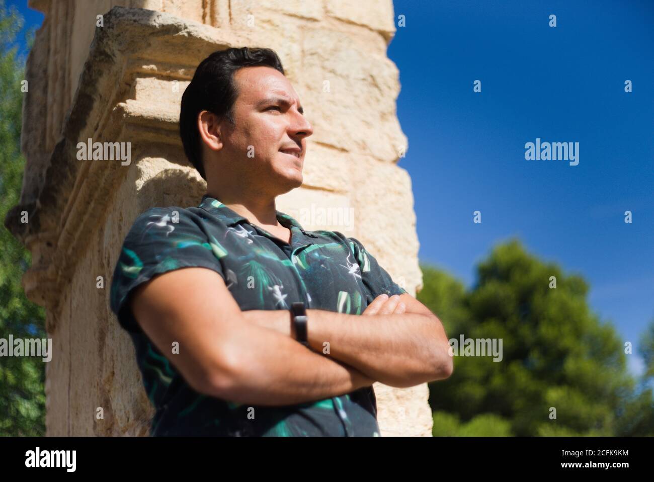 Mann mit positiver und nachdenklicher Einstellung in einer Außenlage. Stockfoto