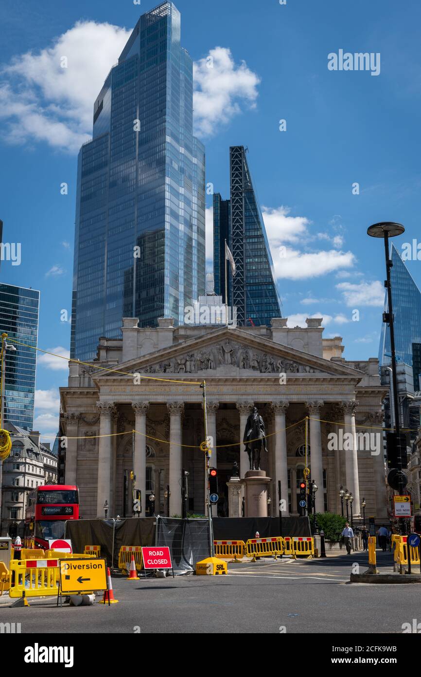 Die Royal Exchange in der City of London. Zuvor von der Versicherungsgruppe Lloyds of London besetzt und ist derzeit eine gehobene Einkaufspassage. Stockfoto