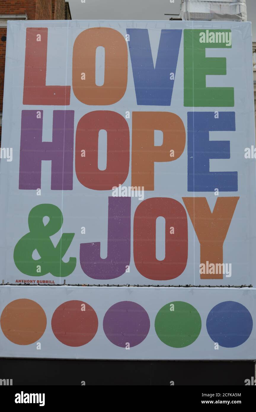 London, Großbritannien. September 2020. Kunstwerk in Covent Garden, mit der Botschaft Love, Hope & Joy von Anthony Burrill, um Londoners wieder in der Stadt willkommen zu heißen. Stockfoto