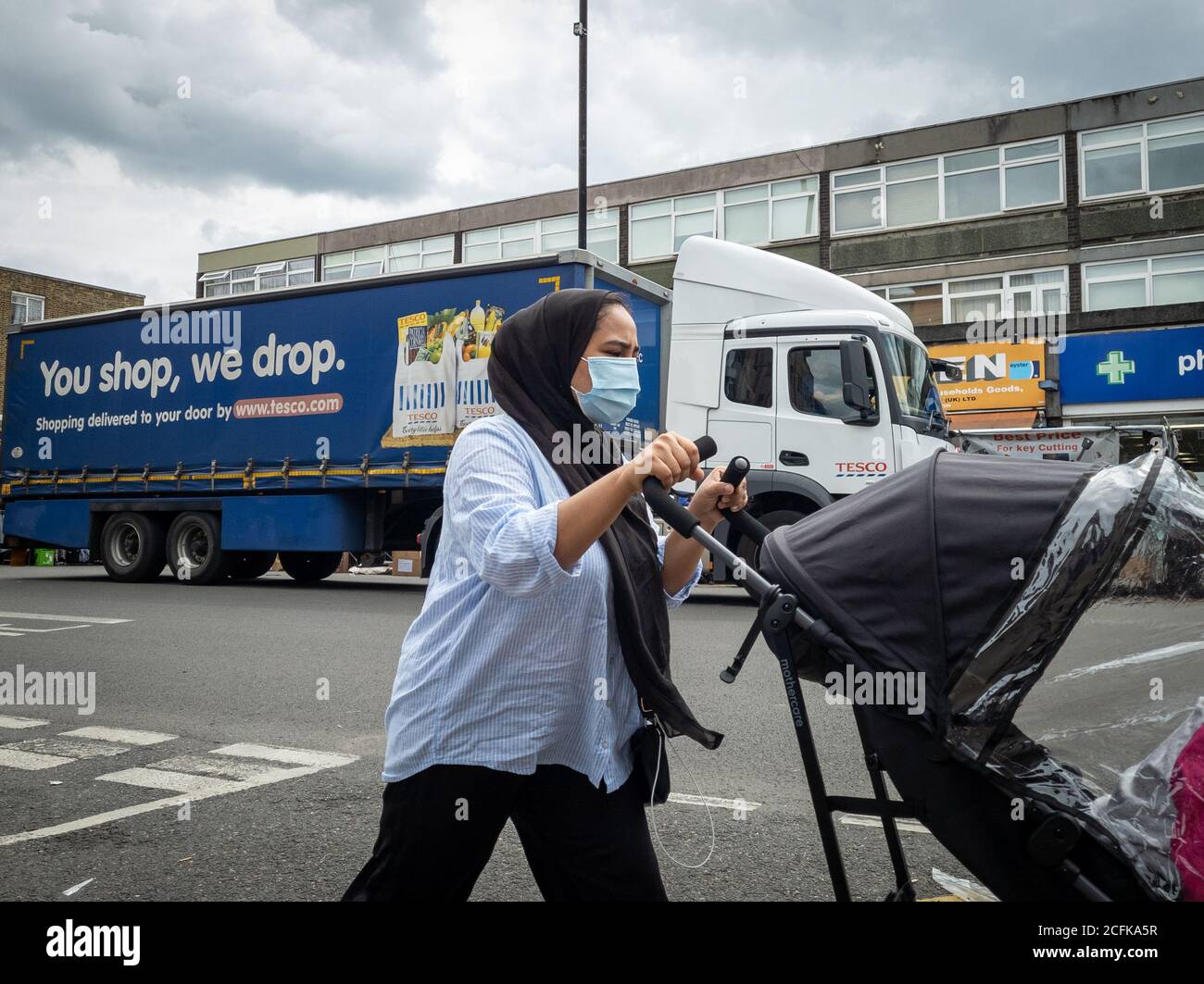 Ein Tesco-Lieferwagen, der an einer Hauptstraße im East End vorbeifährt, mit dem Logo des Supermarktes und der Marke auf der Fahrzeugseite. Stockfoto