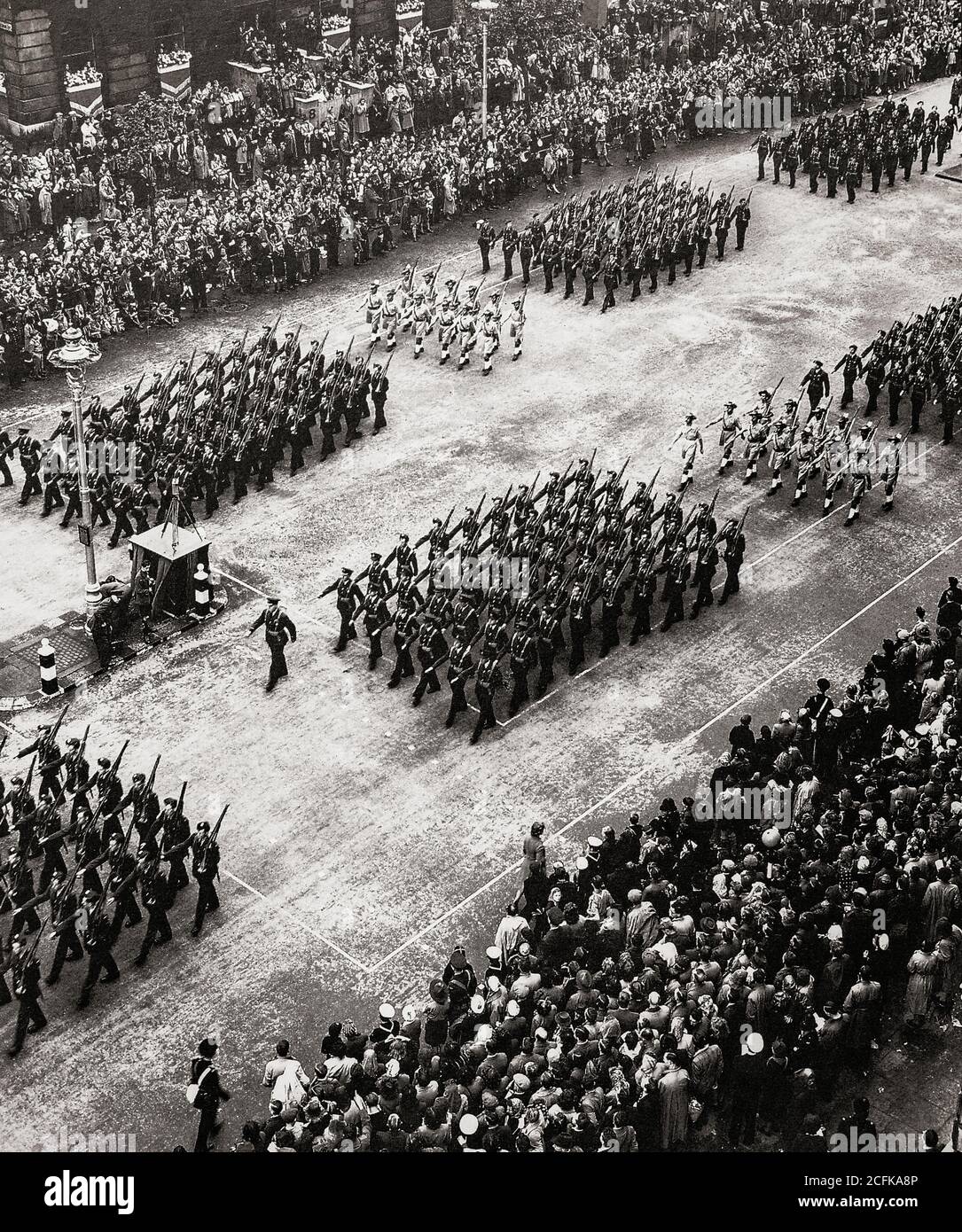 Das RAF-Regiment, das während der Siegesparade 1946 entlang der Parliament Street in London marschierte, war mehr als vier Meilen lang und enthielt mehr als 500 Fahrzeuge der Royal Navy, der Royal Air Force, der britischen Zivildienste und der britischen Armee. Stockfoto Das RAF-Regiment, das während der Siegesparade 1946 entlang der Parliament Street in London marschierte, war mehr als vier Meilen lang und enthielt mehr als 500 Fahrzeuge der Royal Navy, der Royal Air Force, der britischen Zivildienste und der britischen Armee. Stockfoto