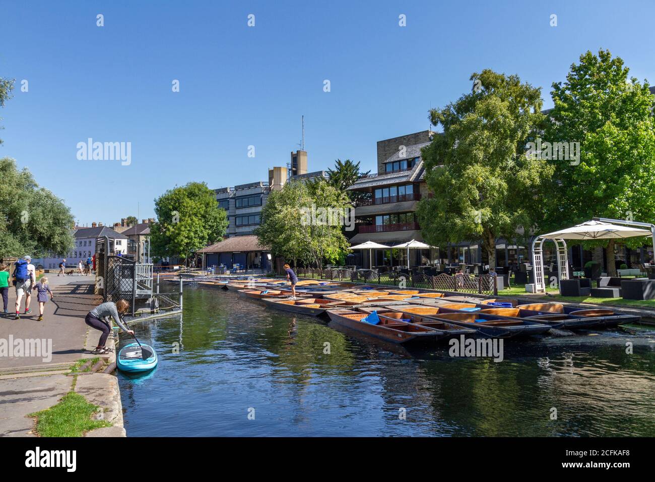 Punts auf dem River Cam neben dem Cambridge University Center und Cambridge Hotel City Centre in der Nähe der Silver Street Bridge in Cambridge, Großbritannien. Stockfoto