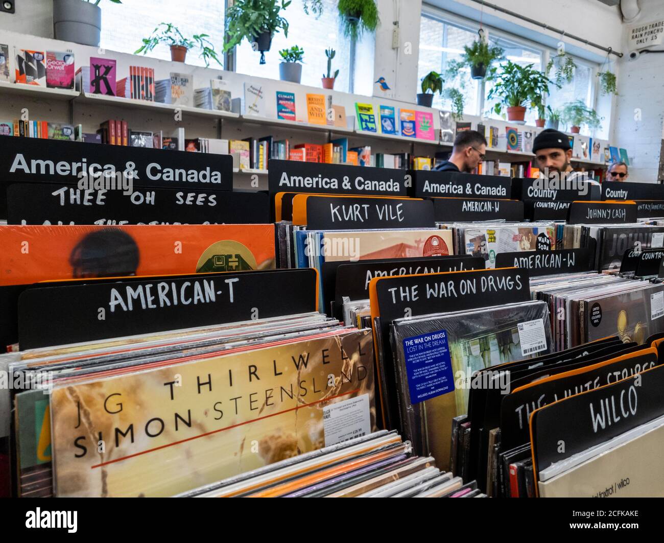 Ein großes Geschäft am Brick Lane Market, spezialisiert auf den Verkauf von alten Schallplatten und veralteten Aufnahmen. Stockfoto