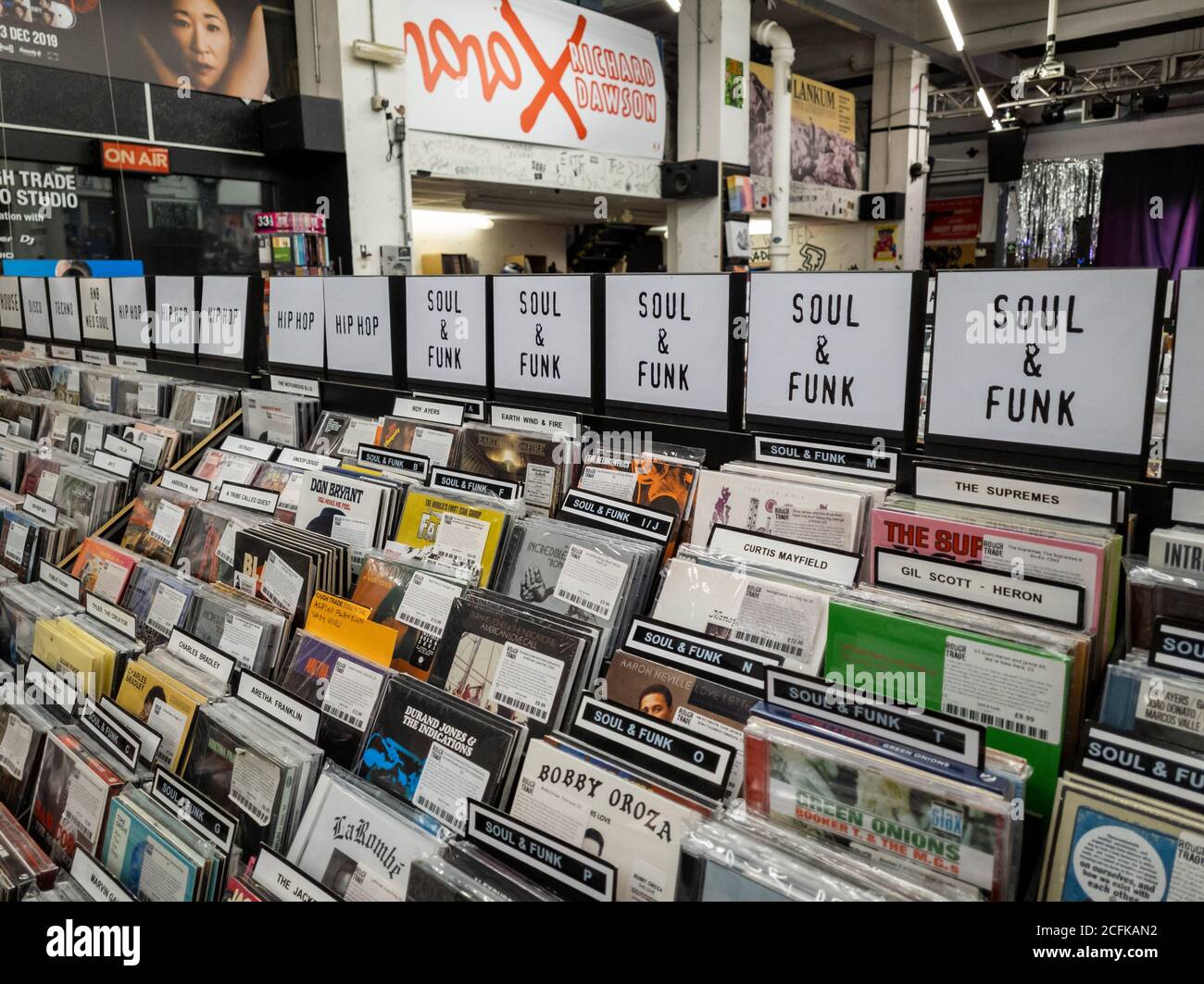 Ein großes Geschäft am Brick Lane Market, spezialisiert auf den Verkauf von alten Schallplatten und veralteten Aufnahmen. Stockfoto