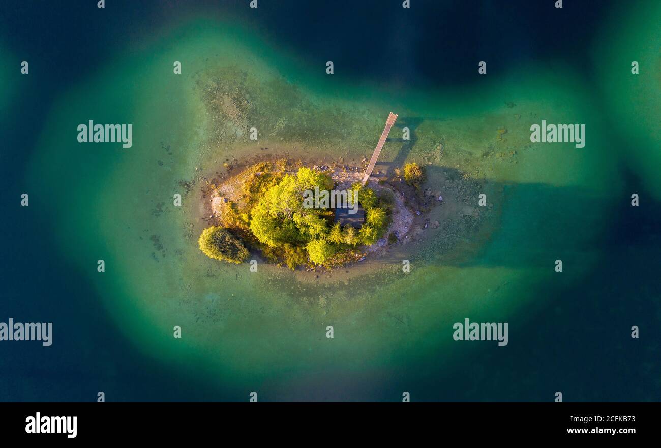 Luftaufnahme von oben nach unten der Insel Eibsee mit klein Hütte und Pier Stockfoto