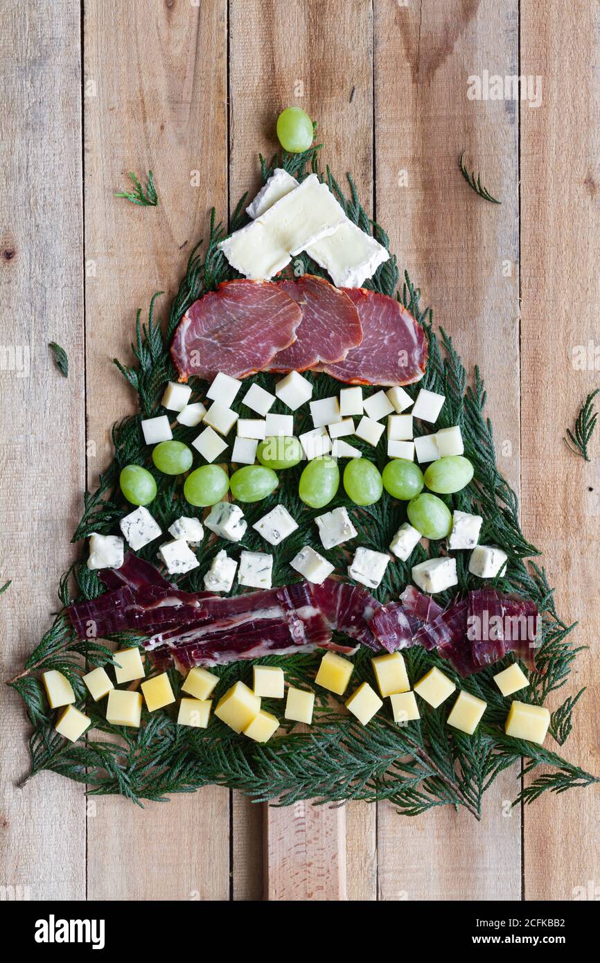 Draufsicht Zusammensetzung mit verschiedenen Vorspeisen in Form von gemacht Weihnachtsbaum auf Holzhintergrund Stockfoto