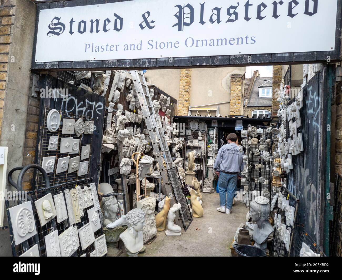 Ein Interessantes Geschäft neben dem Columbia Road Blumenmarkt, das stoned und verputzt genannt wird und Gips und Steinornamente verkauft. Stockfoto