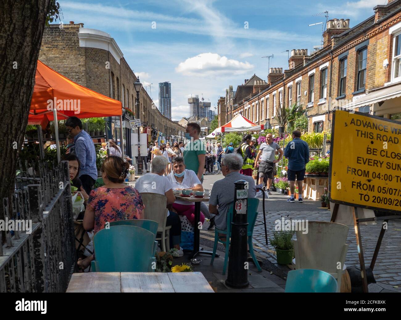 Besucher und Touristen genießen einen Tag auf dem Columbia Road Flower Market. Stockfoto