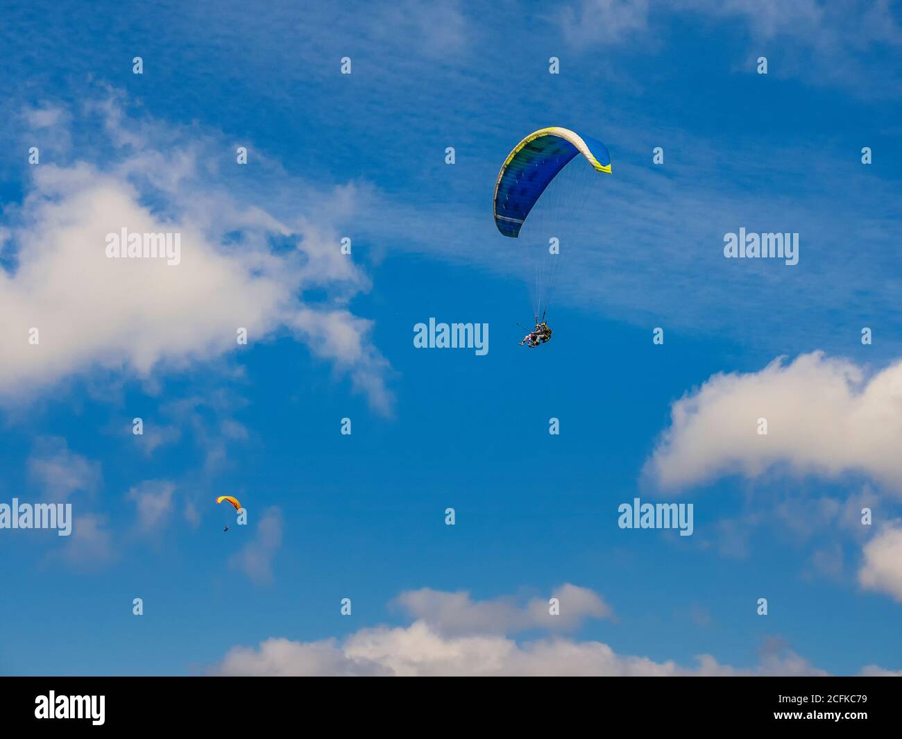 2020-08-23 Borschawa, Ukraine. Tandem-Gleitschirme am Himmel. Typische touristische Aktivität in den Karpaten Stockfoto