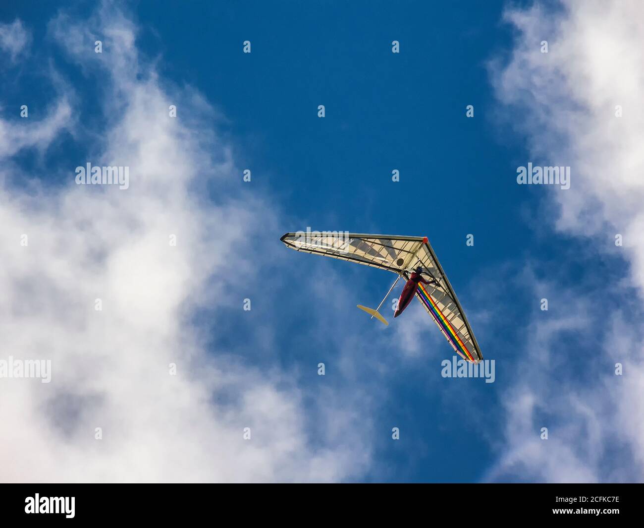 Hell Regenbogenfarben hängen Segelflugzeug Flügel in den Himmel. Stockfoto