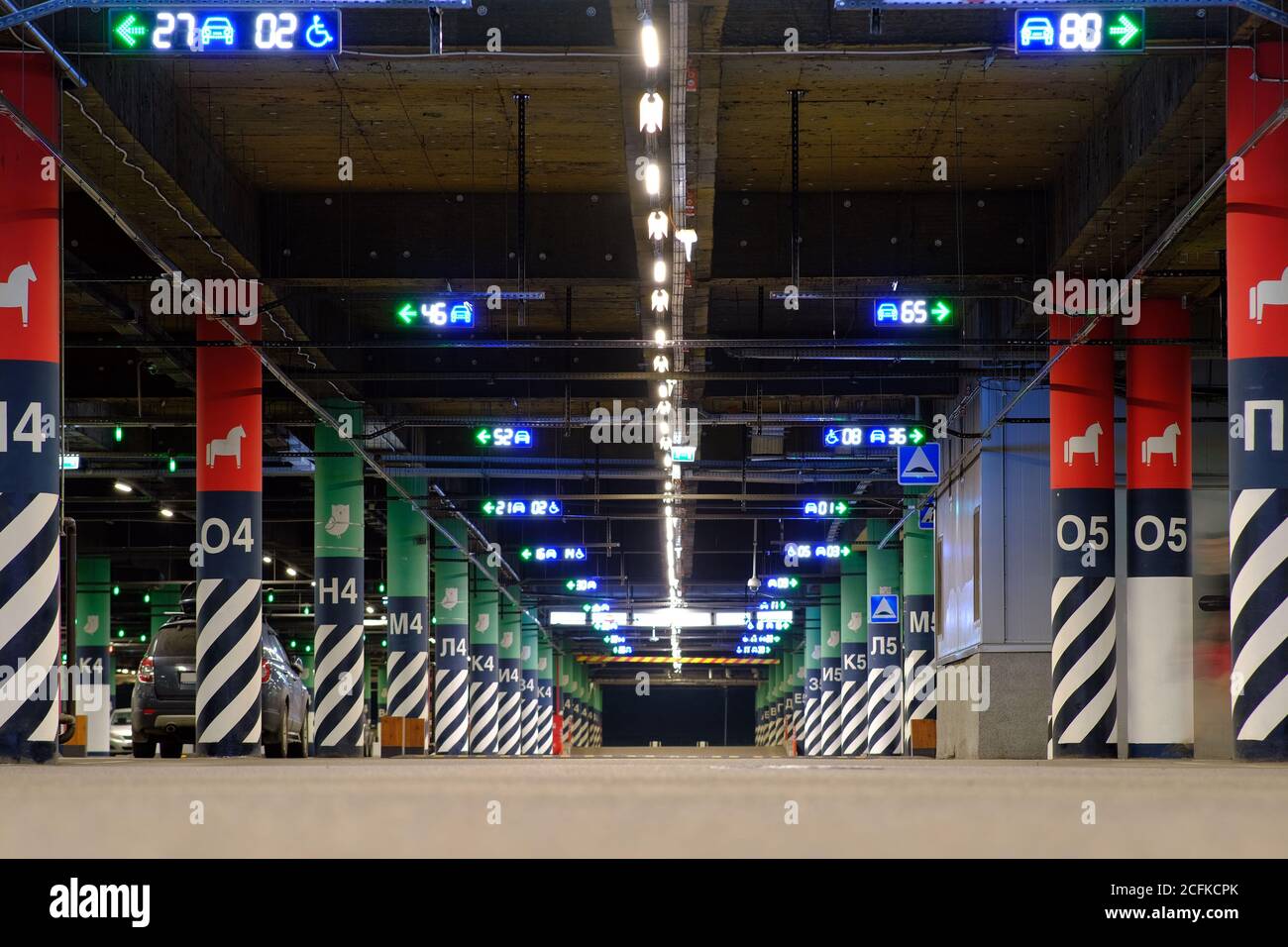 Tiefgarage. Kostenlose Parkplätze stehen zur Verfügung. Leere Hintergrundszene. Betonboden Stockfoto