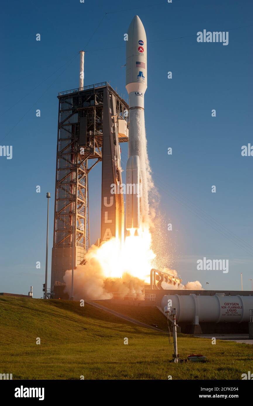 CAPE CANVERAL, FL, USA - 30. Juli 2020 - vor dem Hintergrund des blauen Himmels hebt eine United Launch Alliance ATLAS V 541-Rakete vom Space Launch Complex 4 ab Stockfoto