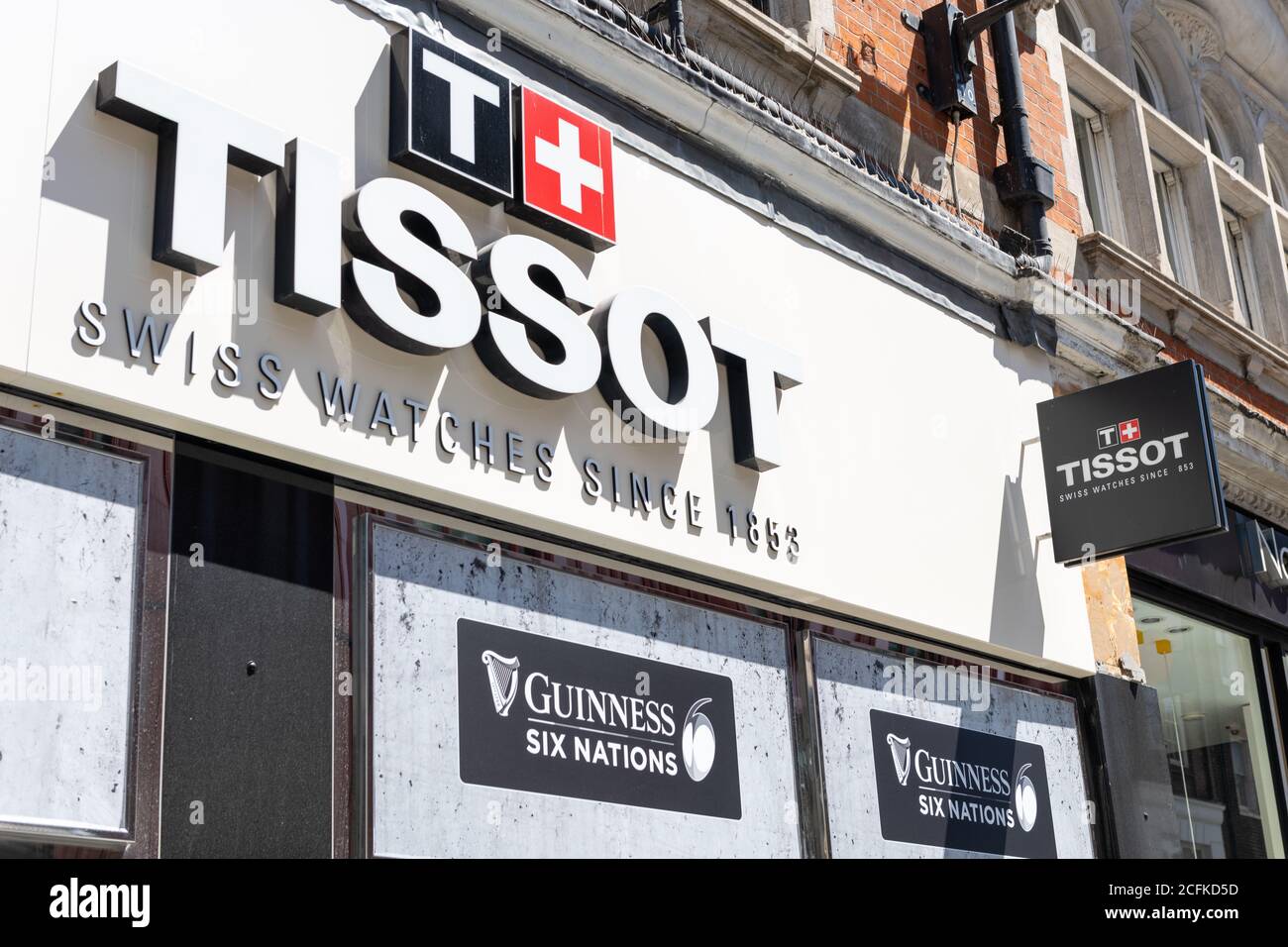 Das Einzelhandelsgeschäft von Tissot in der Londoner Oxford Street, einem bekannten Schweizer Uhrenhersteller und einer bekannten Marke. Stockfoto